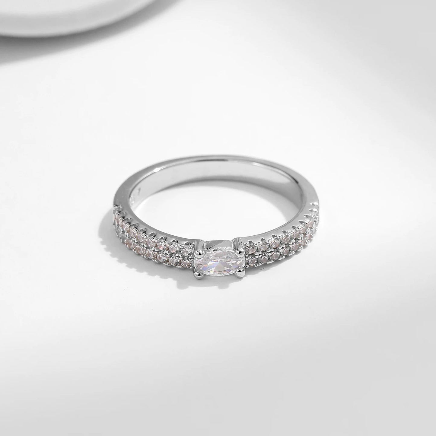 TRENDZ 925 Sterling Silver Sparkle Oval Zircon Ring